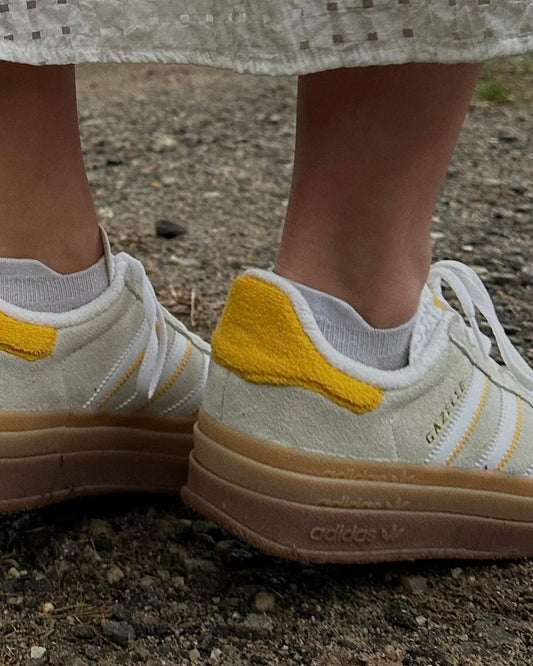 Jakie sneakersy do sukienki? Przewodnik po stylowych i wygodnych połączeniach