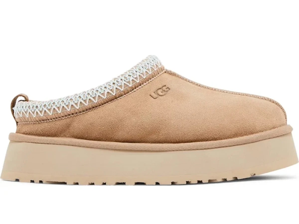 UGG スリッパ サンダル サンド UGG タズ スリッパ サンド - 足元に快適さとスタイルを